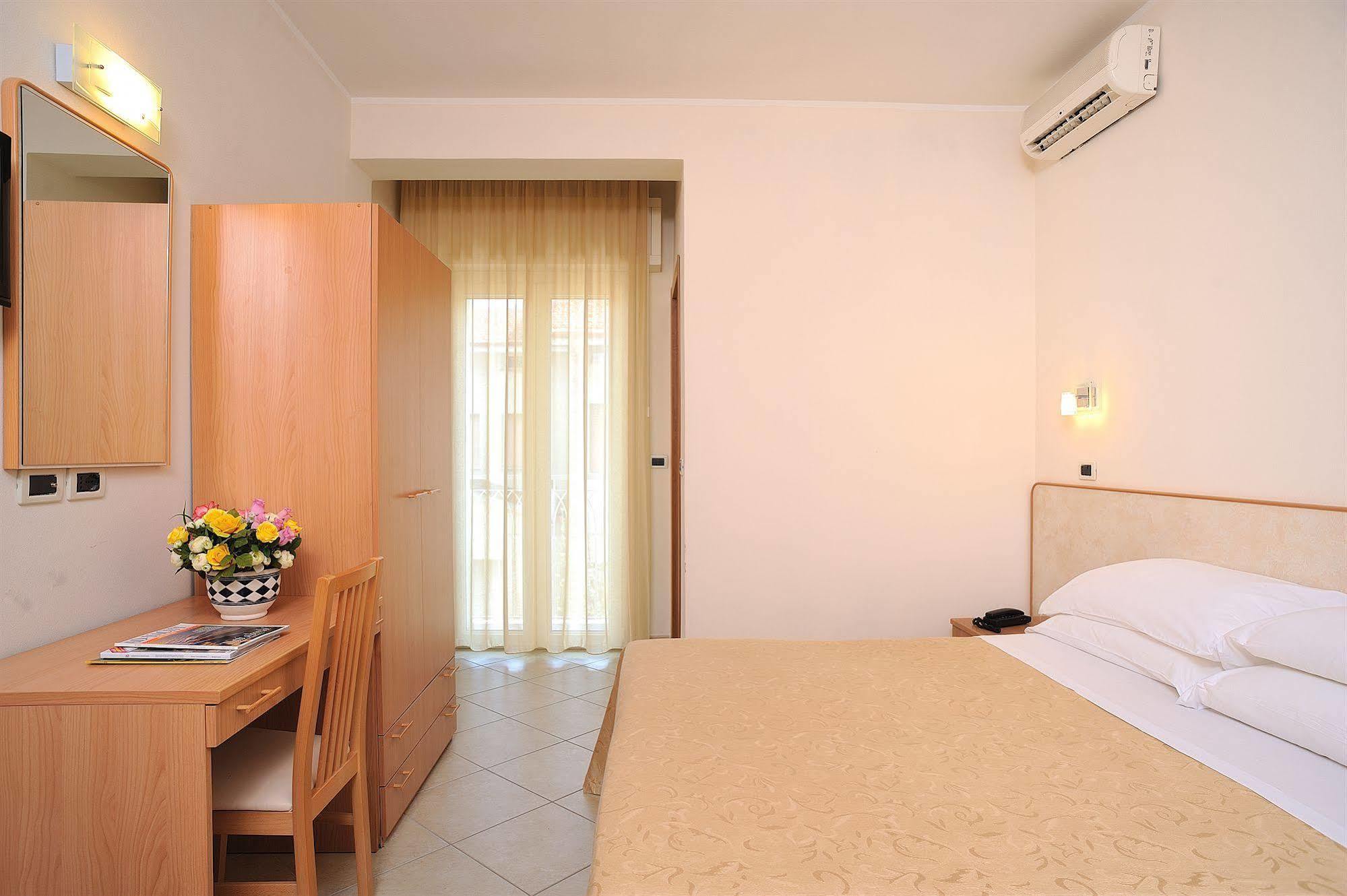 Hotel Favorita Cesenatico Luaran gambar